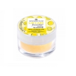 Un petit pot transparent de 11 g de Soin Peeling Lèvres Essence Cosmetics Care Booster arbore une étiquette jaune ornée d'illustrations de citron sur le couvercle. Le gommage pour les lèvres, jaune et granuleux, contient 10 % d'huile de citron pour une exfoliation douce. Dakar
