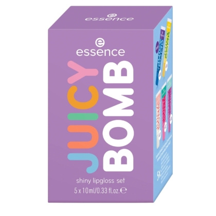 Une boîte violette étiquetée « essence JUICY BOMB » contient le coffret d'huiles pour lèvres Essence Cosmetics Juicy Bomb Coffret d'Huiles pour Lèvres 02 Sweet And Glossy ! avec 5 huiles à lèvres colorées de 2,4 ml ; « JUICY » apparaît en lettres grasses et des images de tubes bordent le côté de la boîte. Dakar
