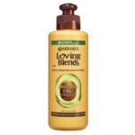 Un flacon jaune de Garnier Crème de Traitement Capillaire sans Rinçage à l'Avocat 200 ml, avec une étiquette verte et une pompe marron, formulé avec de l'huile d'avocat et du beurre de karité pour les cheveux très secs, frisés ou crépus. Dakar