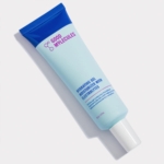 Un tube dégradé bleu étiqueté « Good Molecules Gel Hydratant aux Électrolytes Peau Grasse à Imperfections 50 ml » repose sur une surface blanche, avec les détails du produit imprimés en violet et bleu. Dakar
