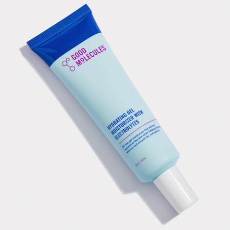 Un tube dégradé bleu étiqueté « Good Molecules Gel Hydratant aux Électrolytes Peau Grasse à Imperfections 50 ml » repose sur une surface blanche, avec les détails du produit imprimés en violet et bleu. Dakar