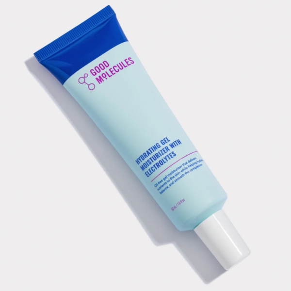 Un tube dégradé bleu étiqueté « Good Molecules Gel Hydratant aux Électrolytes Peau Grasse à Imperfections 50 ml » repose sur une surface blanche, avec les détails du produit imprimés en violet et bleu. Dakar