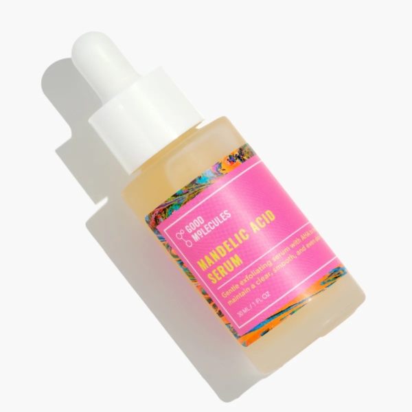 Un flacon compte-gouttes de 30 ml de Good Molecules Sérum Exfoliant Doux à l'Acide Mandélique avec une étiquette rose et multicolore repose sur un fond blanc, projetant une ombre vers la gauche. Dakar