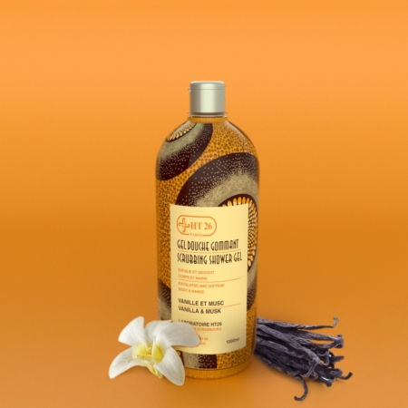 Une bouteille de 1L de Ht26 Gel Douche Gommant Vanille et Musc Corps Mains est présentée sur un fond orange, avec une orchidée blanche et des gousses de vanille placées à côté. Dakar