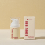 Un flacon de couleur crème avec une pompe blanche et un texte rouge minimal, étiqueté « Ksecret Crème Seoul 1988 Liposome rétinien 1 % + Riz fermenté 50 ml », se dresse à côté de sa boîte sur une surface claire sur un fond beige. Dakar