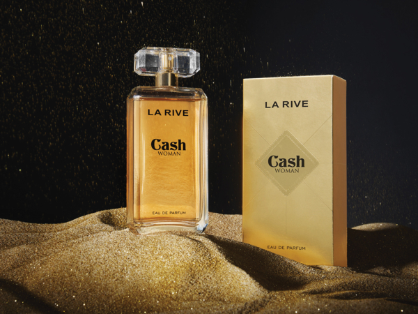 Un flacon et un coffret de LA RIVE Eau de Parfum Secret de Beauté 100 ml reposent sur du sable doré scintillant avec des particules d'or flottantes, créant une ambiance luxueuse et élégante. Dakar