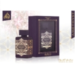 Un flacon de Lattafa Badee Al Oud Ametyst Eau de Parfum pour femme 100 ml se dresse à côté de sa boîte décorative, ornée de motifs géométriques dorés sur fond violet foncé et de détails floraux élégants, similaires en élégance à Yara Eau de Parfum pour femme. Dakar