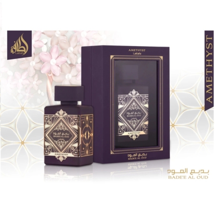 Un flacon de Lattafa Badee Al Oud Ametyst Eau de Parfum pour femme 100 ml se dresse à côté de sa boîte décorative, ornée de motifs géométriques dorés sur fond violet foncé et de détails floraux élégants, similaires en élégance à Yara Eau de Parfum pour femme. Dakar