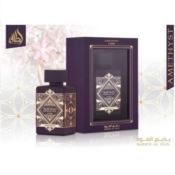 Un flacon de Lattafa Badee Al Oud Ametyst Eau de Parfum pour femme 100 ml se dresse à côté de sa boîte décorative, ornée de motifs géométriques dorés sur fond violet foncé et de détails floraux élégants, similaires en élégance à Yara Eau de Parfum pour femme. Dakar