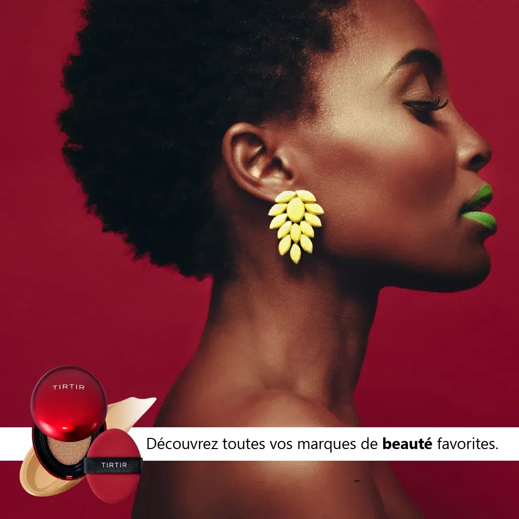 Une femme aux cheveux courts et naturels, portant un rouge à lèvres vert intense et des boucles d'oreilles jaunes en forme de feuille, pose de profil sur un fond rouge. L'image présente un boîtier de cosmétiques TIRTIR rouge et un texte en français faisant la promotion des marques de beauté Univers Cosmetix. Dakar