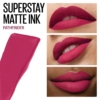Gros plans des lèvres avec le rouge à lèvres magenta vibrant Maybelline New York Rouge à Lèvres Superstay Matte Ink 150 Pathfinder 5 ml, avec un échantillon et la marque du produit. Dakar
