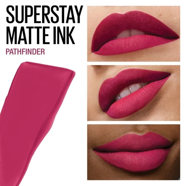 Gros plans des lèvres avec le rouge à lèvres magenta vibrant Maybelline New York Rouge à Lèvres Superstay Matte Ink 150 Pathfinder 5 ml, avec un échantillon et la marque du produit. Dakar