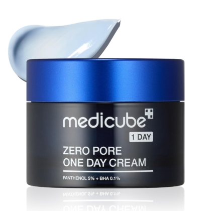 Un pot bleu et noir de crème de jour Medicube Zero Pore, sans couvercle, présente une crème bleu clair. L'étiquette indique 5 % de panthénol et 0,1 % de BHA, et s'accorde parfaitement avec les tampons exfoliants Medicube Zero Pore Pad 2.0, anti-pores dilatés et anti-acné (70 tampons). Dakar