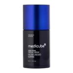 Flacon bleu foncé et noir de 30 ml de Medicube Zero Pore One Day Sérum Pores Dilatés et Points Noirs, avec bouchon bleu. L'étiquette indique 15,2 % d'AHA, BHA et PHA, ainsi que de l'allantoïne. Complément idéal à la Crème de Jour correspondante. Dakar