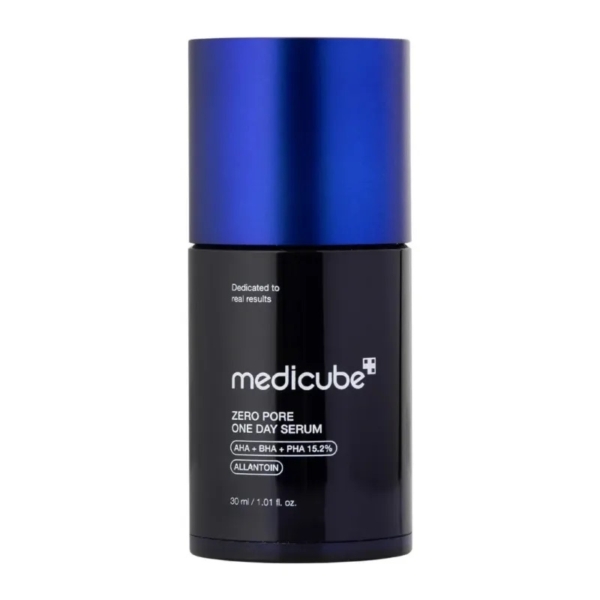 Flacon bleu foncé et noir de 30 ml de Medicube Zero Pore One Day Sérum Pores Dilatés et Points Noirs, avec bouchon bleu. L'étiquette indique 15,2 % d'AHA, BHA et PHA, ainsi que de l'allantoïne. Complément idéal à la Crème de Jour correspondante. Dakar