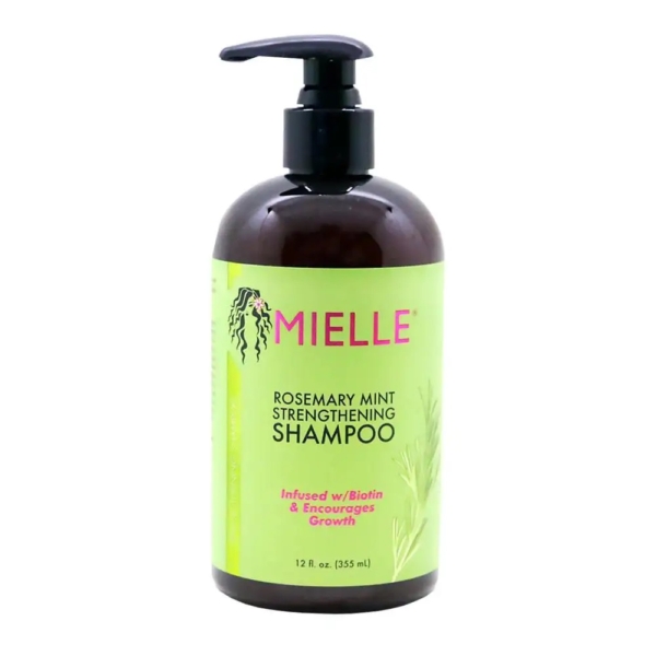 Un flacon pompe de MIELLE Organics Shampoing Fortifiant à la Menthe et au Romarin 355 ml, avec une étiquette verte accentuée de texte rose et blanc, est infusé de biotine pour favoriser la croissance, similaire à Crème of Nature Pure Honey Nettoyant Fortifiant. Dakar