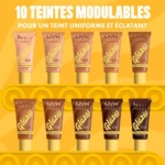 Dix tubes de Nyx Fond de Teint Liquide SPF30 Buttermelt Glaze Longue Durée 30 ml dans différentes teintes sont disposés en deux rangées sur fond jaune, à côté de NYX Professional Makeup Poudre Libre. Texte : « 10 teintes modulables pour un teint uniforme et éclatant. ». Dakar