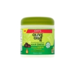 Un pot de 170 g de crème coiffante à l'huile d'olive ORS, inspirée des bienfaits de la mayonnaise capillaire et infusée à l'huile de ricin. Présenté dans un pot vert avec une étiquette jaune et verte. Dakar