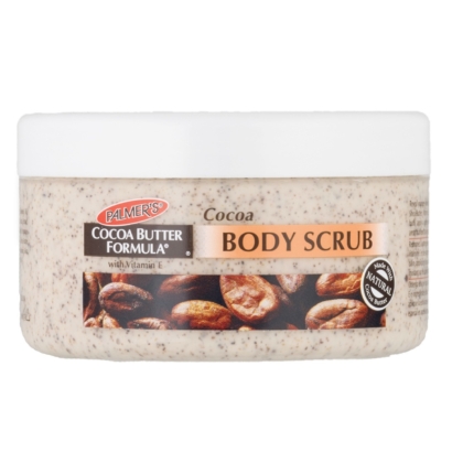 Un pot blanc de 200 g de Gommage Corporel Palmer's au Beurre de Cacao et à la Vitamine E, avec des fèves de cacao et les informations produit sur l'étiquette. Ce gommage onctueux exfolie pour une peau plus lisse et nourrie. Dakar