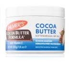 Un pot blanc de 200 g de Palmer's Hand & Body Cocoa Butter Formula arbore des étiquettes bleues et orange. Comme le lait corporel Palmer's Huile de Noix de Coco, il adoucit les peaux sèches et rugueuses et les hydrate pendant 48 heures. Dakar