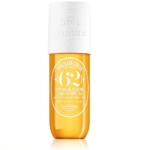 Un flacon jaune Sol de Janeiro Brazilian Crush Cheirosa Brume 62 Parfumée 240 ml avec un bouchon et un texte blancs, présentant un délicieux parfum de pistache et de caramel salé. Dakar