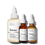 Le Coffret Unifiant pour Éclat The Ordinary The Bright Set comprend un tonique exfoliant transparent avec bouchon à embout, ainsi que deux flacons compte-gouttes ambrés : l'un étiqueté « Solution de caféine 5 % + EGCG » et l'autre « Alpha Arbutine 2 % + HA ». Dakar