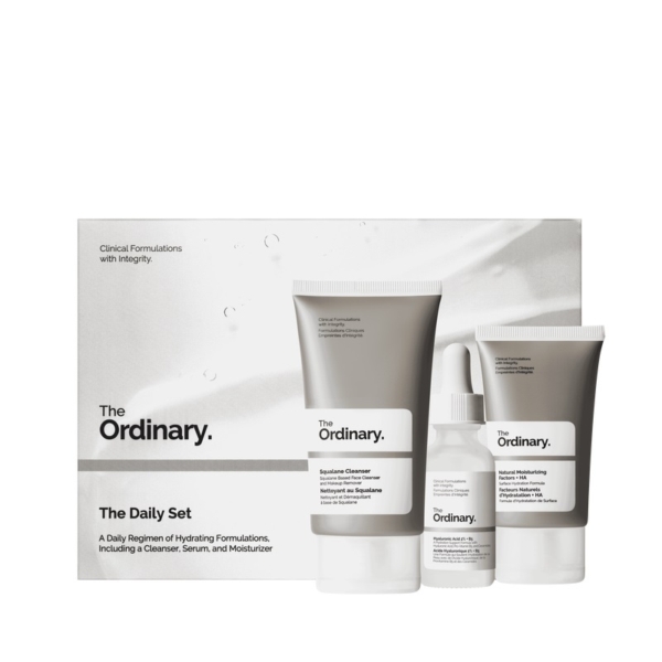 The Ordinary The Daily Set Routine de Soins Hydratant est un coffret de soins de la peau contenant un nettoyant, un sérum et une crème hydratante, chaque produit étant inclus dans la routine hydratante et étiqueté « The Daily Set » sur l'emballage. Dakar