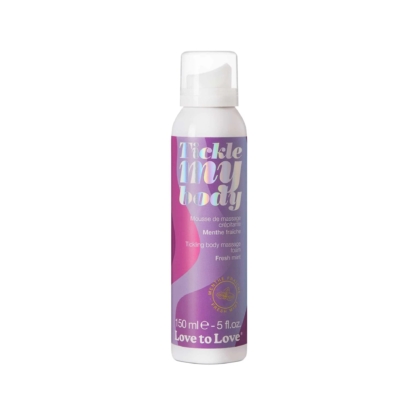 Un pot blanc et rose étiqueté « Tickle my body » mousse de massage d'une capacité de 150 ml (5 fl. oz), comportant une étiquette violette et les mots « Fresh mint » et « Love to Love ». Dakar