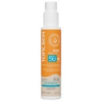 Topicrem Sun Protect Spf50 Spray Solaire Hydratant 150 ml présente une étiquette orange et blanche, est idéal pour les peaux sensibles et offre une haute protection solaire dans un flacon pulvérisateur pratique avec une buse facile à utiliser. Dakar