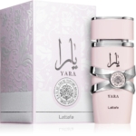 Un flacon rose pâle de Lattafa Yara Eau de Parfum pour femme 100 ml avec des accents argentés se trouve à côté de sa boîte décorative assortie, toutes deux comportant le logo Yara en arabe et en anglais ainsi que des motifs floraux complexes et des détails de marque. Dakar