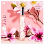 Un flacon d'Eau de parfum Adopt Magnolia majestueux 30 ml se dresse au milieu de fleurs de magnolia roses sur un fond pastel, avec une étiquette « Cliquez pour sentir » et des icônes d'images végétaliennes/produits à gauche. Dakar