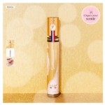 Un flacon pulvérisateur doré Adopt Sublimissime Eau de parfum 30 ml se dresse debout sur un fond doré scintillant, avec une bande de drapeau français près du bouchon et une étiquette ronde rose sur laquelle est écrit « Cliquez pour sentir ». Dakar