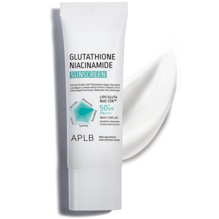 Un tube blanc d'Aplb Crème Solaire au Glutathion et Niacinamide 40 ml se tient debout à côté d'une couche de crème solaire, montrant les détails du produit et une étiquette turquoise mettant en évidence le glutathion et le niacinamide. Dakar