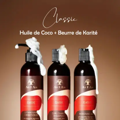 Trois flacons de soins capillaires As I Am Classic – Après-shampoing démêlant, Shampoing Curl Clarity et Lait hydratant – se dressent sur un fond dégradé marron, avec une mousse blanche sur chaque pompe. Texte : « Huile de Coco + Beurre de Karité ». Univers Cosmetix. Dakar