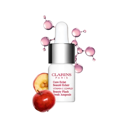 Un flacon blanc de Clarins Cure Eclat Beauté Eclair Fresh Ampoule 8 ml avec un compte-gouttes est représenté à côté de tranches de pommes et de structures moléculaires roses sur un fond blanc. Dakar