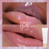 Gros plan sur deux paires de lèvres brillantes, l'une plus foncée et l'autre plus claire, portant toutes deux un gloss scintillant. La mention "ICE" se superpose à l'image, avec un tube de 8 ml de Makeup Revolution Juicy Peptide Baume à Lèvres avec des Peptides dans le coin inférieur droit. Dakar