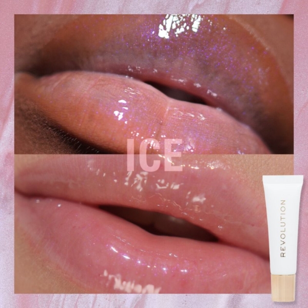Gros plan sur deux paires de lèvres brillantes, l'une plus foncée et l'autre plus claire, portant toutes deux un gloss scintillant. La mention "ICE" se superpose à l'image, avec un tube de 8 ml de Makeup Revolution Juicy Peptide Baume à Lèvres avec des Peptides dans le coin inférieur droit. Dakar