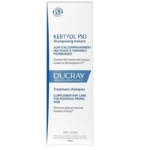 Vue frontale d'une boîte blanche de Ducray Kertyol P.S.O Shampoing Traitant 200 ml avec texte en français et en anglais pour les peaux sujettes au psoriasis ; favorise l'élimination des plaques et apaise les démangeaisons. Dakar