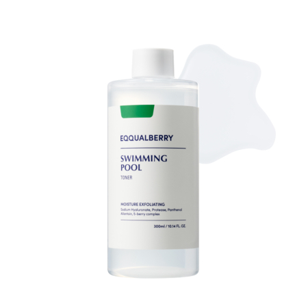 Un flacon transparent d'Eqqualberry Exfoliant Doux au Quotidien 300 ml avec un bouchon blanc et une étiquette bleu-vert minimaliste se trouve à côté d'une touche translucide de toner sur fond blanc, rappelant l'Acide Mandélique de By Wishtrend. Dakar