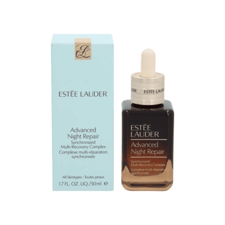 Un flacon de 15 ml d'Estée Lauder Advanced Night Repair Serum Complexe Multi-Réparation Synchronisée avec un bouchon compte-gouttes est placé à côté de sa boîte bleu clair, tous deux portant le nom classique du produit et le logo d'Estée Lauder. Dakar