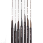 Six crayons Etude Crayon pour Sourcils avec Brosse Dessin Sourcils 0,25 g en brun foncé, brun gris, gris foncé, gris, brun cendré et brun clair sont présentés sans capuchon pour afficher leurs couleurs riches et leur texture lisse. Dakar