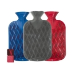 Trois bouillottes Fashy Bouillotte à Eau Qualité Supérieure Thermo Résistante 2L (32 cm) en bleu, gris et rouge avec des textures ondulées sont présentées côte à côte. Une image plus petite montre les trois bouillottes empilées. Dakar