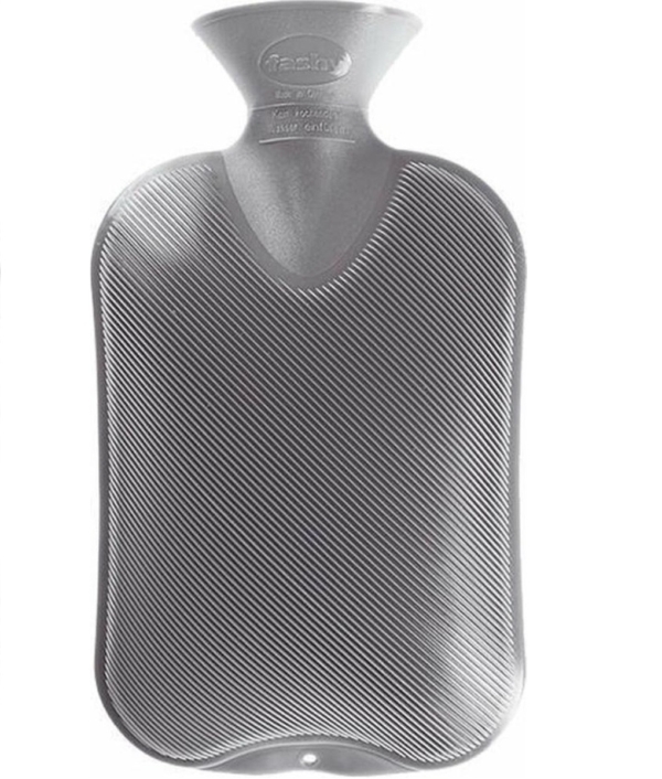 La bouillotte Fashy 2 L Anthracite est une bouillotte grise en caoutchouc, avec une surface texturée et une large ouverture de col pour un remplissage facile. Dakar