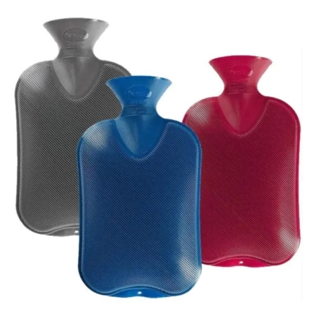 Trois bouillottes, dont la Fashy Bouillotte Anthracite 2 L, sont présentées en gris, bleu et rouge. Chaque bouillotte a une surface texturée et une large ouverture à vis pour faciliter le remplissage. Dakar