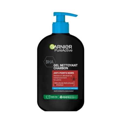 Flacon pompe noir de Garnier Nettoyant Visage Doux au Charbon 250 ml, avec texte en français, accents bleus et rouges, formulé avec du charbon et de l'hydroxyde de sodium (BHA) pour nettoyer la peau et désobstruer les pores pour un soin anti-points noirs. Dakar