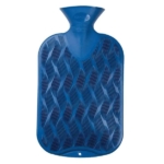 La Bouillotte à eau Fashy Qualité Supérieure Thermo-Résistante 2l (32 cm) en bleu présente une surface texturée ondulée et une large ouverture de col pour un remplissage facile. Dakar