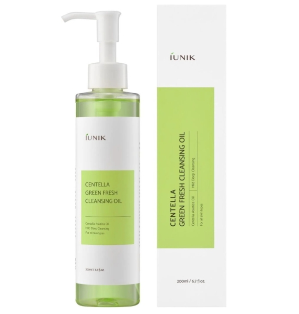 Un flacon transparent avec une pompe, étiqueté "Iunik Huile Nettoyante à la Centella Asiatica Green Fresh 200 ml", se trouve à côté de sa boîte blanche et verte assortie, toutes deux présentant les détails du produit et le volume de 200 ml (6,7 fl. oz). Dakar