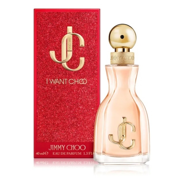 Un flacon de 40 ml de Jimmy Choo I Want Choo Eau de Parfum avec un bouchon et un logo dorés est présenté à côté de sa boîte rouge pailletée, qui comporte également le logo et le texte dorés. Dakar