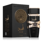 Le flacon noir et or de l'Eau de Parfum pour Homme 100ml de Lattafa Asad se trouve à côté de sa boîte ornée d'écritures arabes, offrant un parfum luxueux pour des goûts élégants. Dakar