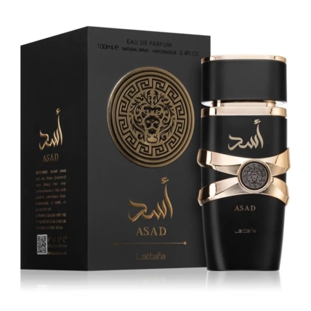 Le flacon noir et or de l'Eau de Parfum pour Homme 100ml de Lattafa Asad se trouve à côté de sa boîte ornée d'écritures arabes, offrant un parfum luxueux pour des goûts élégants. Dakar